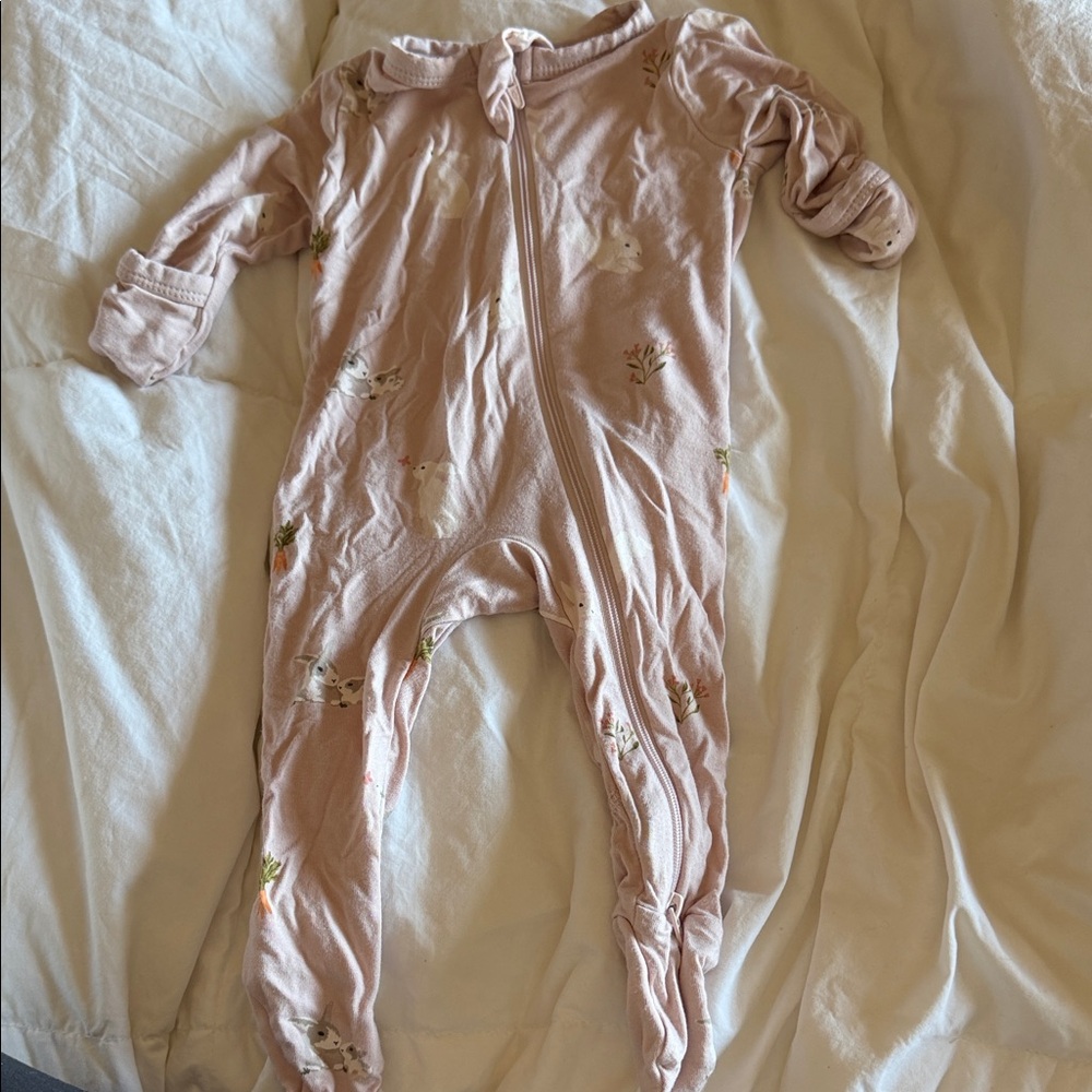 Kyte Baby zipper footie pajamas- baby pink bunny